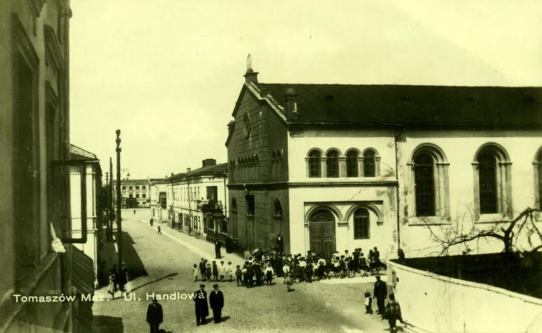 Wielka Synagoga na ulicy Handlowej (dziś ul. Berka Joselewicza). W głębi widać rynek św. Józefa. Rok 1930. Zbiory Jerzego Pawlika.