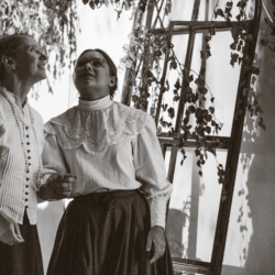 Frieda z matką Sarą. Sandra Wiśniewska i Monika Stasiak
