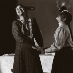 Siostry: Pola (Kornelia Kawecka) i Frieda (Sandra Wiśniewska)