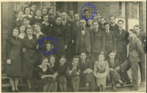 Halinka i Heniek na maturalnym zdjęciu klasowym przed szkołą. 1938 rok, Tomaszów. Zbiory Tony'ego Bernarda