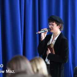 Erwin (Julian Dobrzyński) is singing a song for beloved Bronka